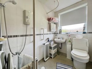 Shower room- click for photo gallery